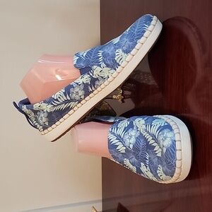 Cloudsteppers by Clark's blue slip on palm tree/floral print sneakers size 11